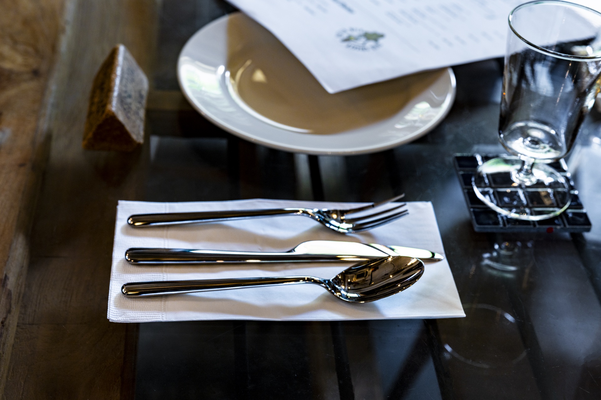 亮面 THE CUTLERY 於餐桌上的使用情境
