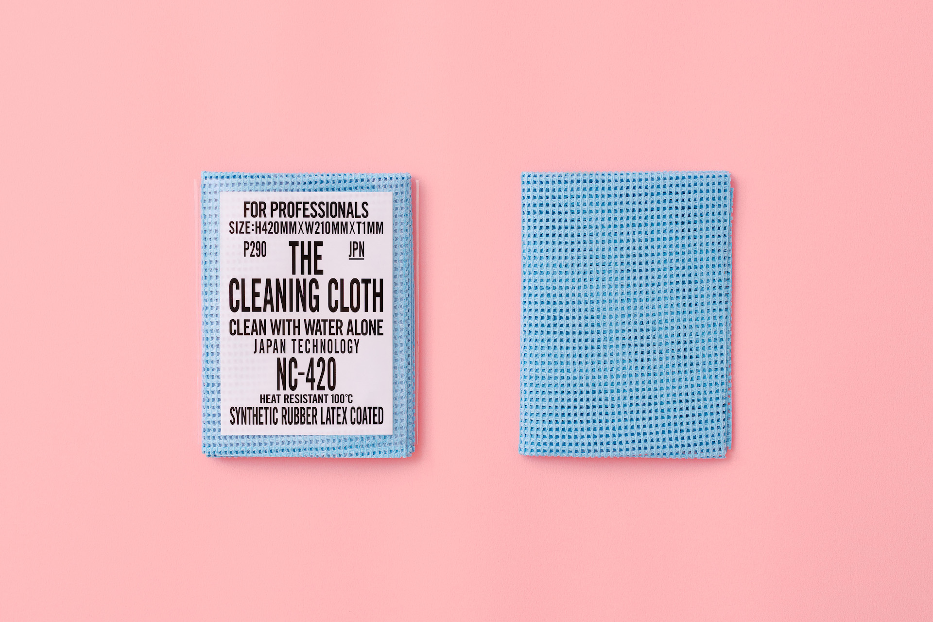 淺藍色 THE CLEANING CLOTH 萬用清潔布正反面攤開,旁邊放置白色包裝。